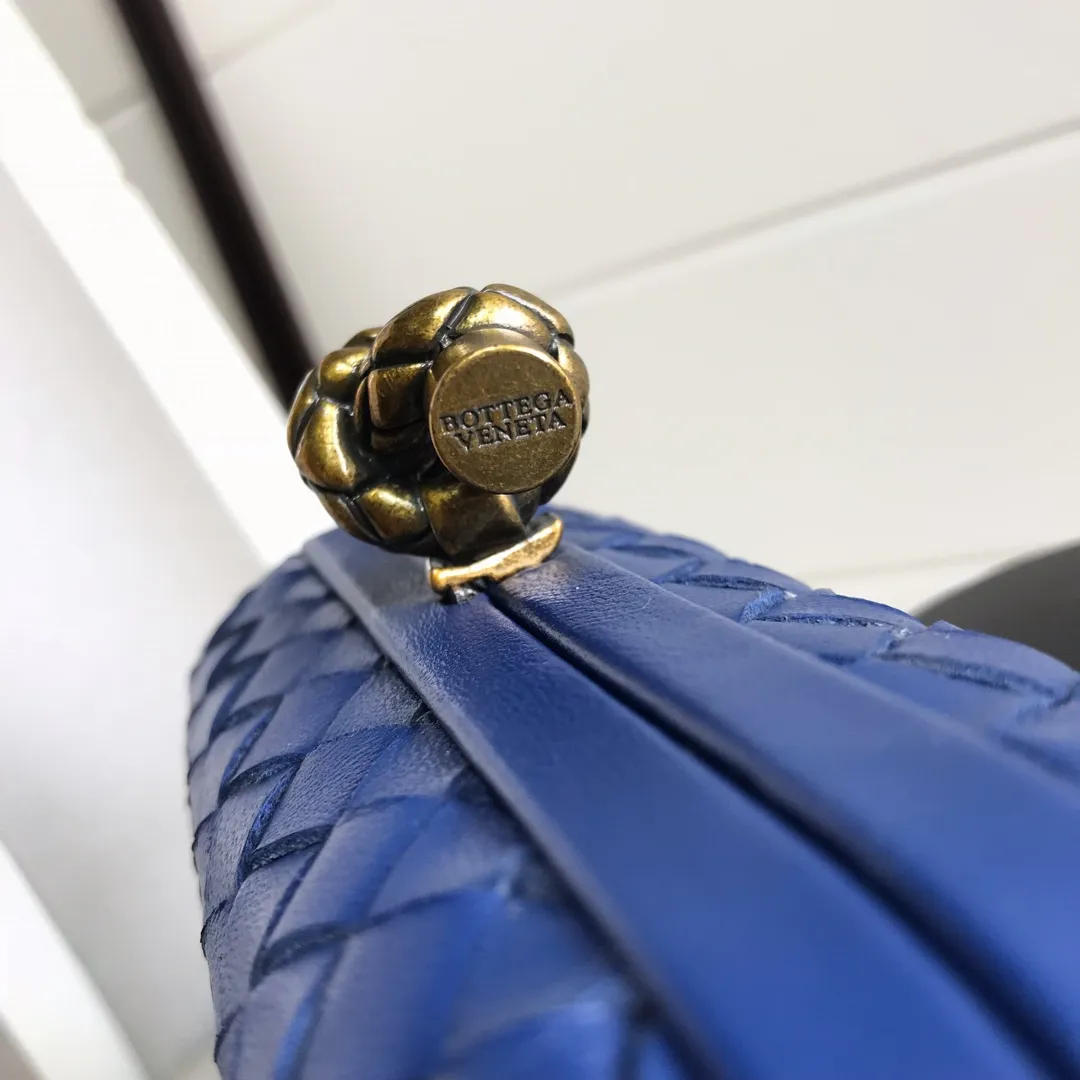 Sheepskin Knot clutch~~~Classic small clutch bag, engraved with the iconic metallic twist buckle. Size: 17cm*10.5cm*6cm MS8651